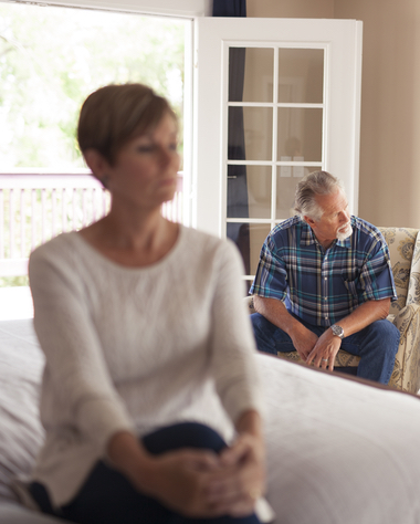 sad-couple-looks-into-the-distance